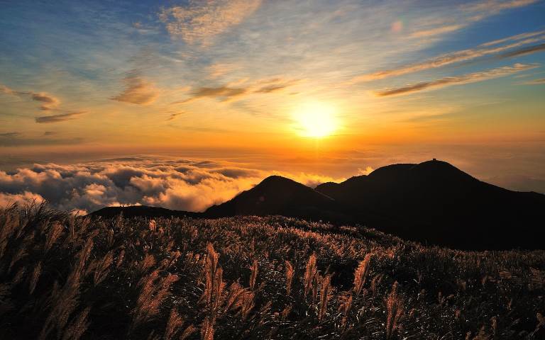 How Much Time Does The Light Take To Reach The Earth From The Sun 